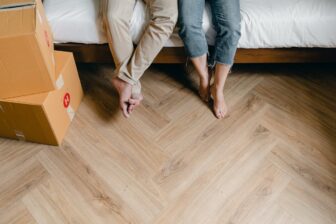 Jak montować łączniki listew w narożnikach?