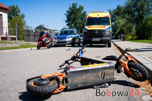 Czołowe zderzenie w Bobowej. Kierujący hulajnogą trafił do szpitala