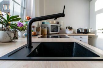 Syfon czarny czy chromowany? Jak dopasować wykończenie instalacji do stylu kuchni i zlewu
